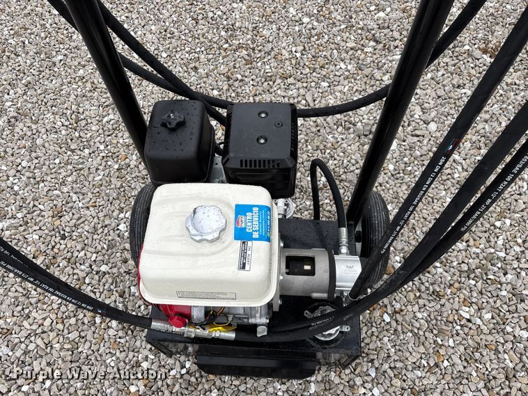 image for item EN5828 Regal livestock squeeze chute