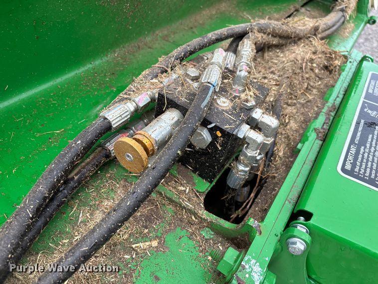 image for item EN5832 2022 John Deere 560 M round baler