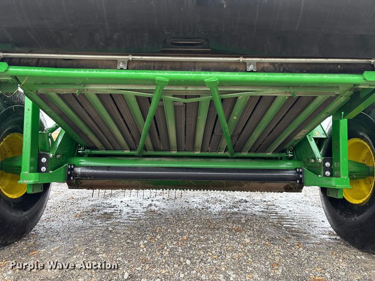 image for item EN5832 2022 John Deere 560 M round baler