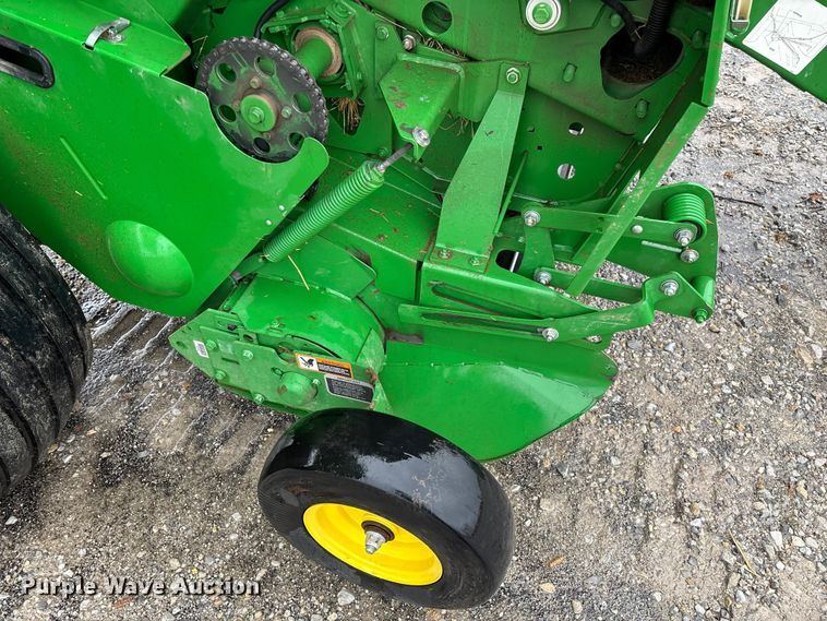 image for item EN5832 2022 John Deere 560 M round baler