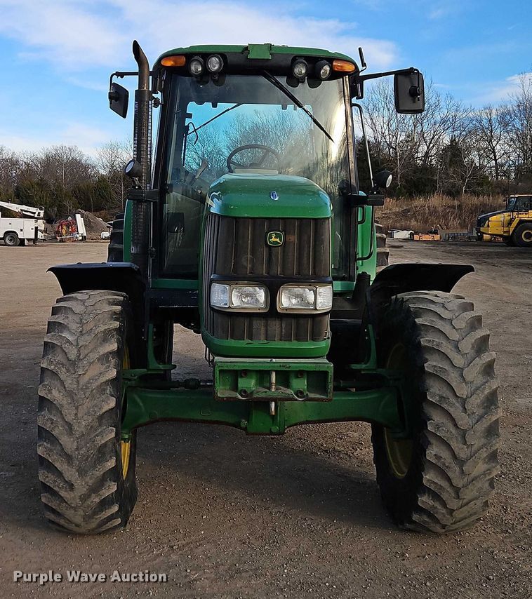 image for item EO4887 2006 John Deere 7220 MFWD tractor