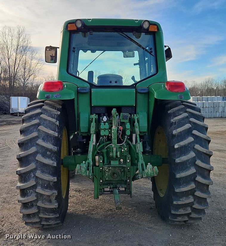 image for item EO4887 2006 John Deere 7220 MFWD tractor