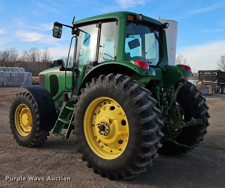 image for item EO4887 2006 John Deere 7220 MFWD tractor