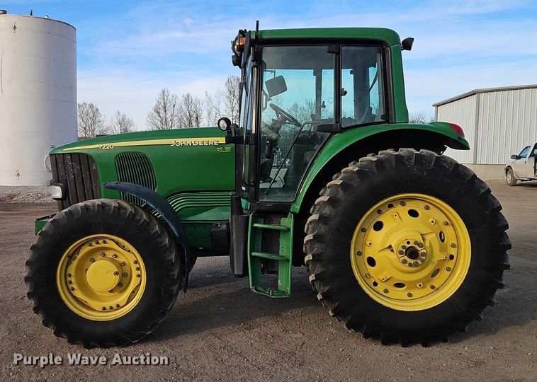 image for item EO4887 2006 John Deere 7220 MFWD tractor