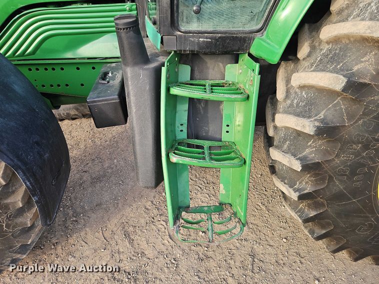 image for item EO4887 2006 John Deere 7220 MFWD tractor