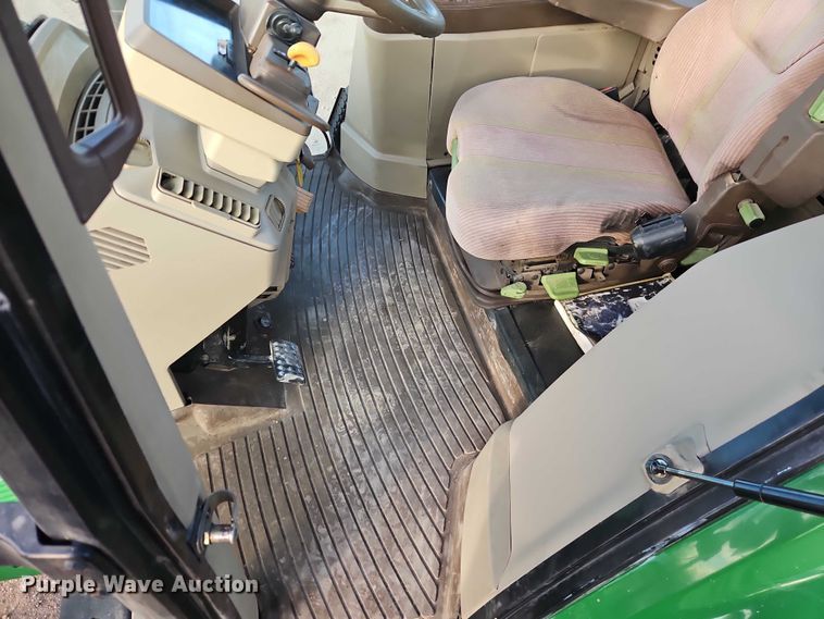 image for item EO4887 2006 John Deere 7220 MFWD tractor