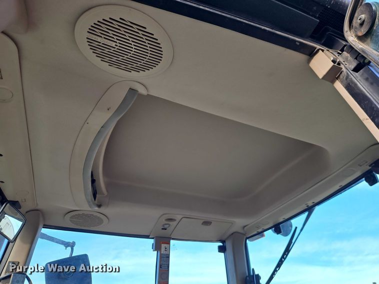 image for item EO4887 2006 John Deere 7220 MFWD tractor