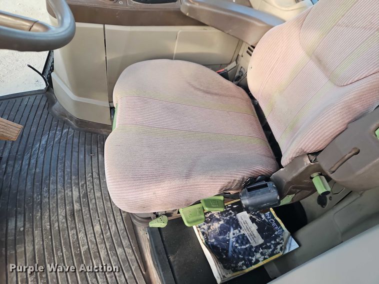 image for item EO4887 2006 John Deere 7220 MFWD tractor