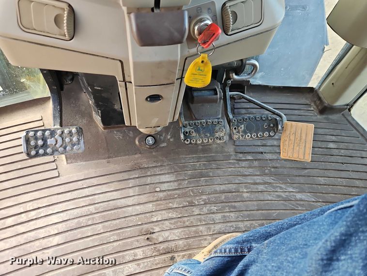 image for item EO4887 2006 John Deere 7220 MFWD tractor