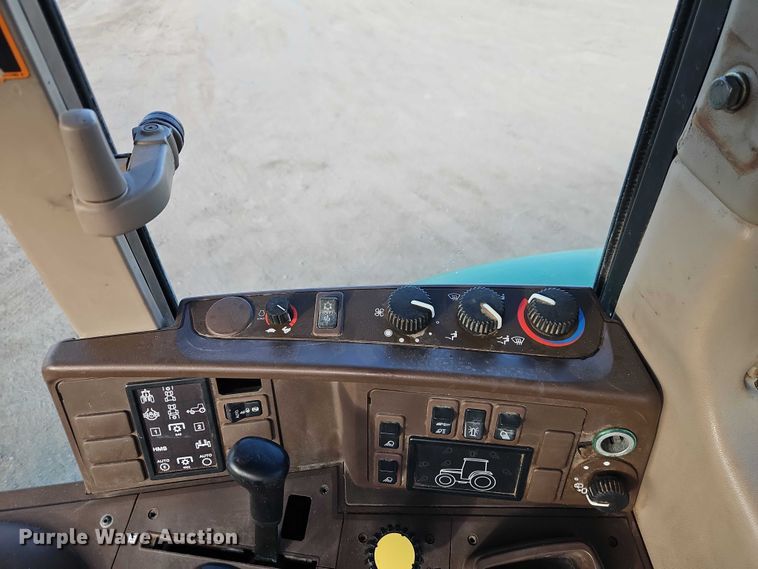 image for item EO4887 2006 John Deere 7220 MFWD tractor