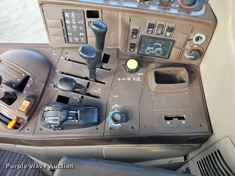 image for item EO4887 2006 John Deere 7220 MFWD tractor