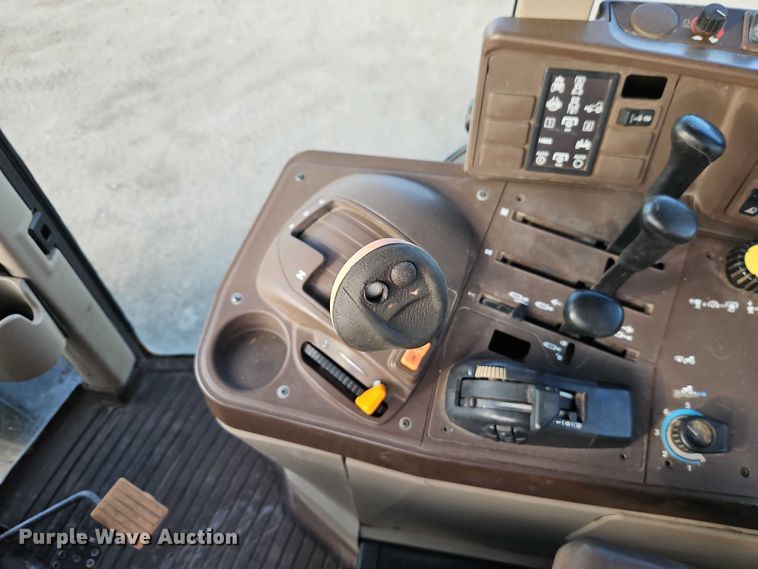 image for item EO4887 2006 John Deere 7220 MFWD tractor