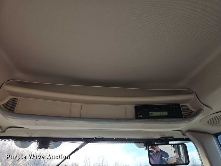 image for item EO4887 2006 John Deere 7220 MFWD tractor