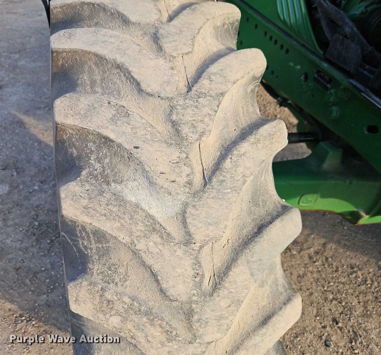 image for item EO4887 2006 John Deere 7220 MFWD tractor