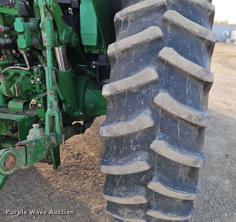image for item EO4887 2006 John Deere 7220 MFWD tractor