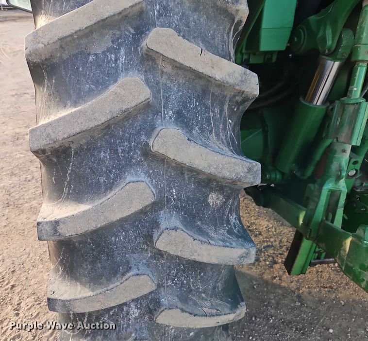 image for item EO4887 2006 John Deere 7220 MFWD tractor