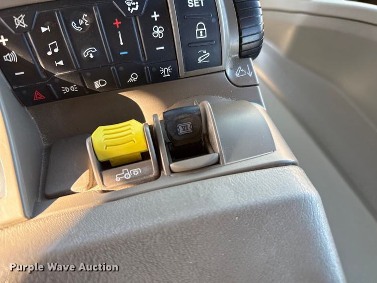 image for item EP2528 2021 John Deere 8R 370 MFWD tractor