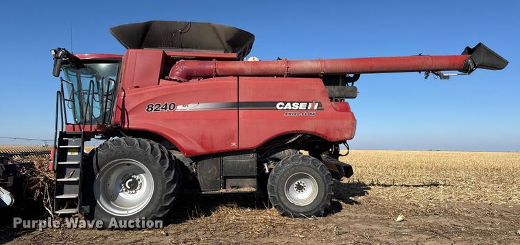 image for item EP2651 2017 Case IH 8240 combine