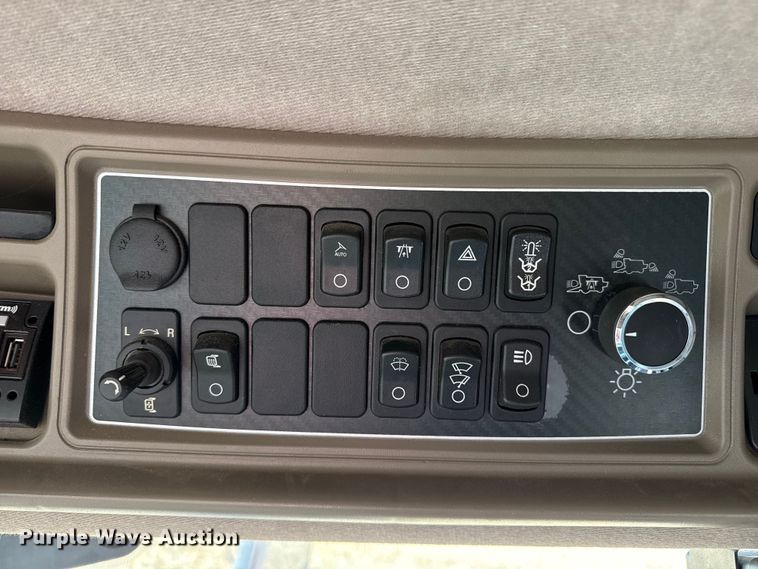 image for item EP2651 2017 Case IH 8240 combine