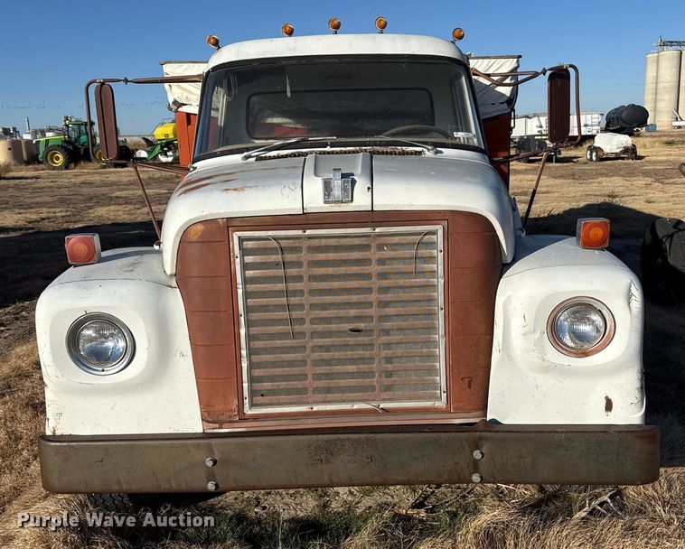 image for item EP2657 1970 International grain truck