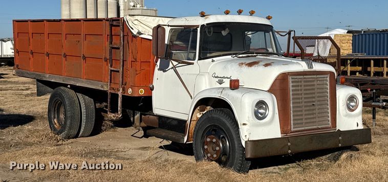 image for item EP2657 1970 International grain truck