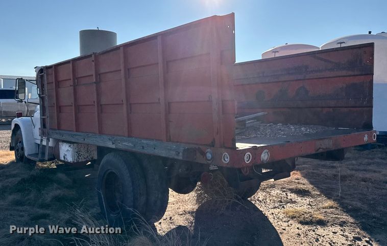 image for item EP2657 1970 International grain truck