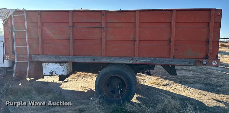 image for item EP2657 1970 International grain truck