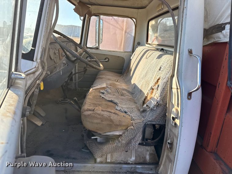 image for item EP2657 1970 International grain truck