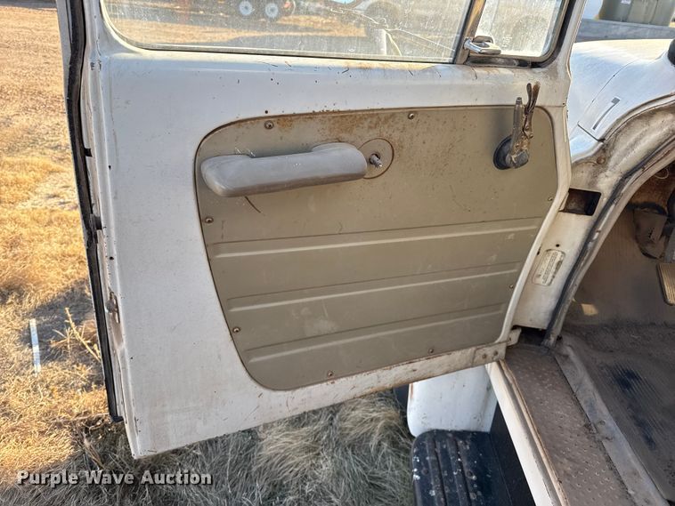 image for item EP2657 1970 International grain truck