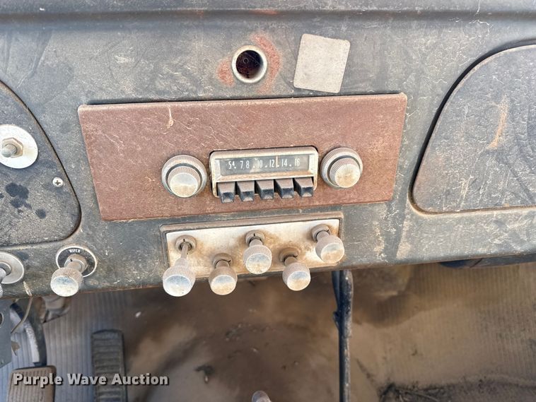 image for item EP2657 1970 International grain truck