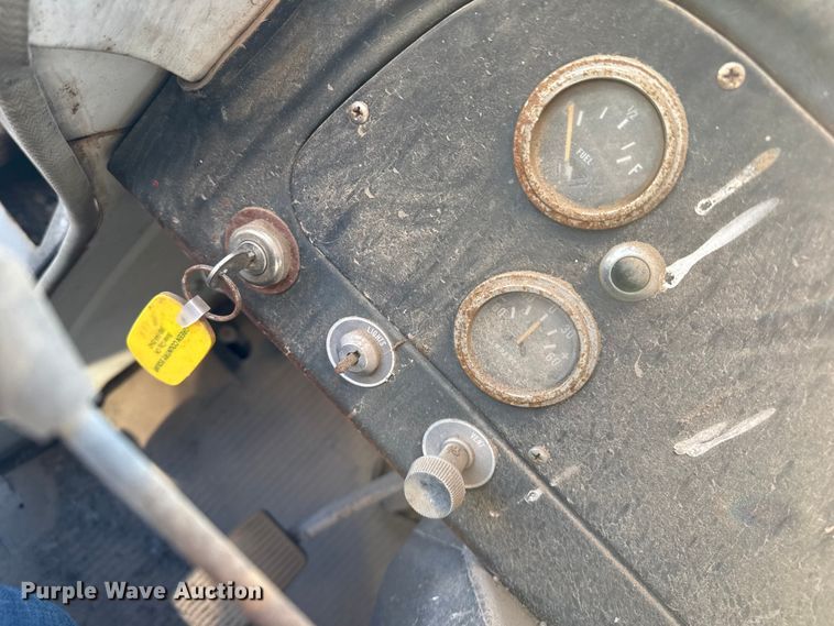 image for item EP2657 1970 International grain truck