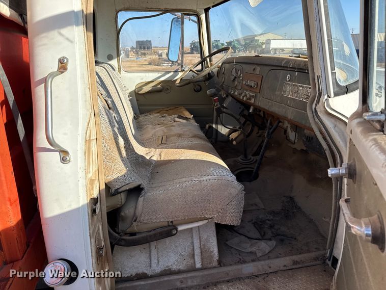 image for item EP2657 1970 International grain truck