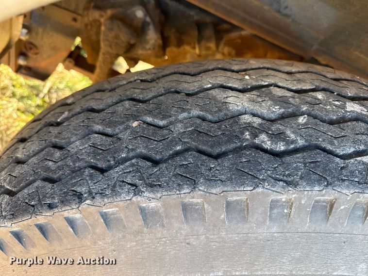 image for item EP2657 1970 International grain truck