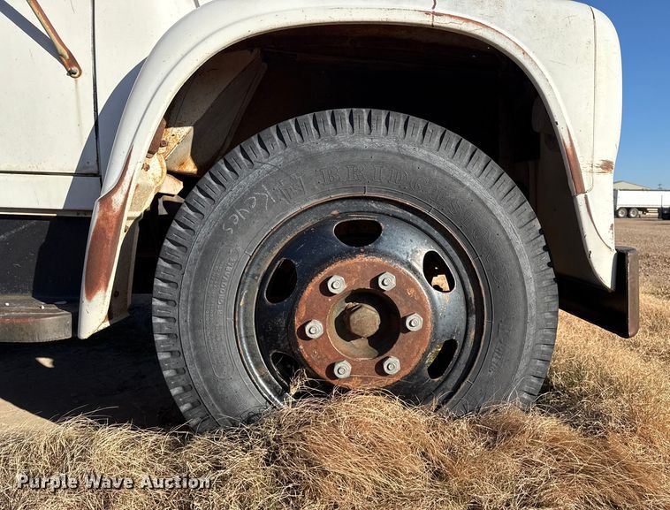 image for item EP2657 1970 International grain truck
