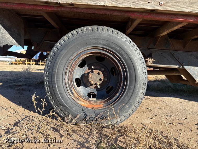 image for item EP2657 1970 International grain truck