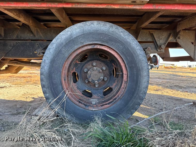 image for item EP2657 1970 International grain truck