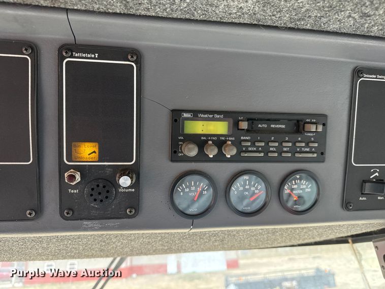 image for item ET4005 1998 Gleaner R62 combine