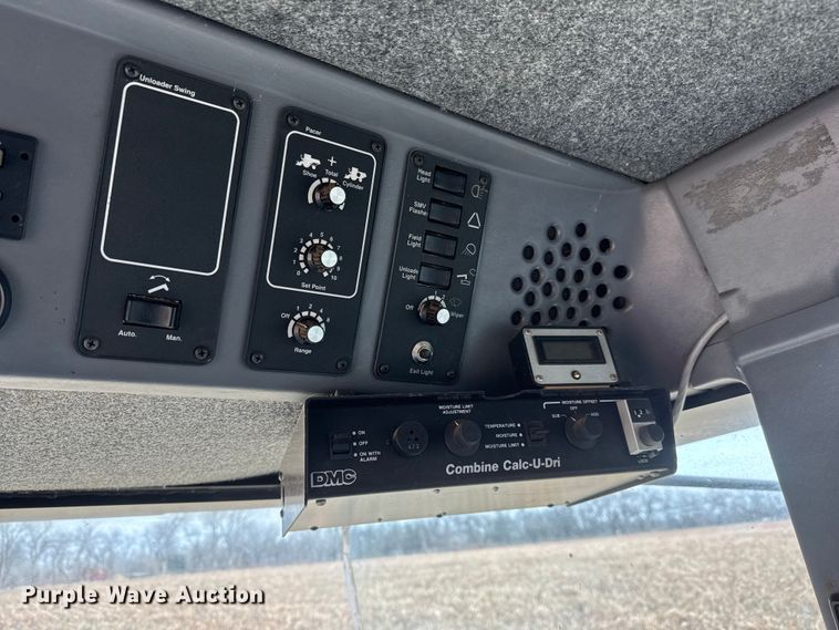 image for item ET4005 1998 Gleaner R62 combine