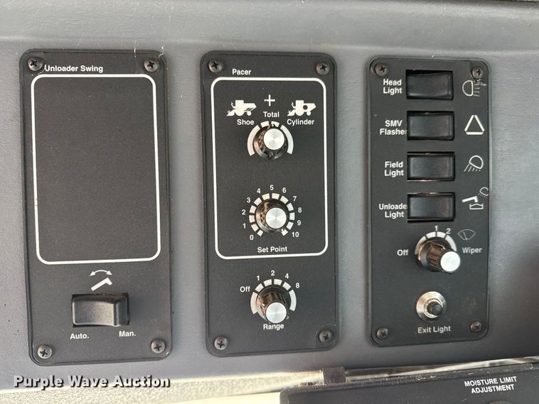 image for item ET4005 1998 Gleaner R62 combine