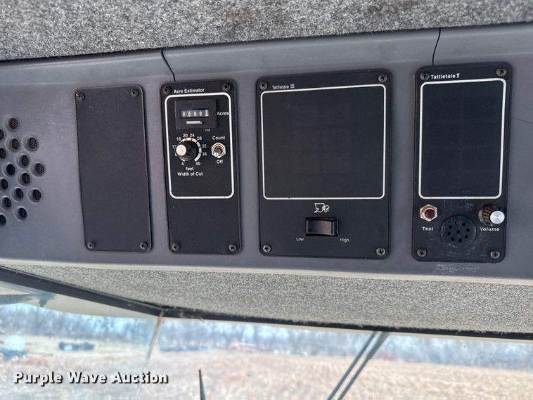 image for item ET4005 1998 Gleaner R62 combine