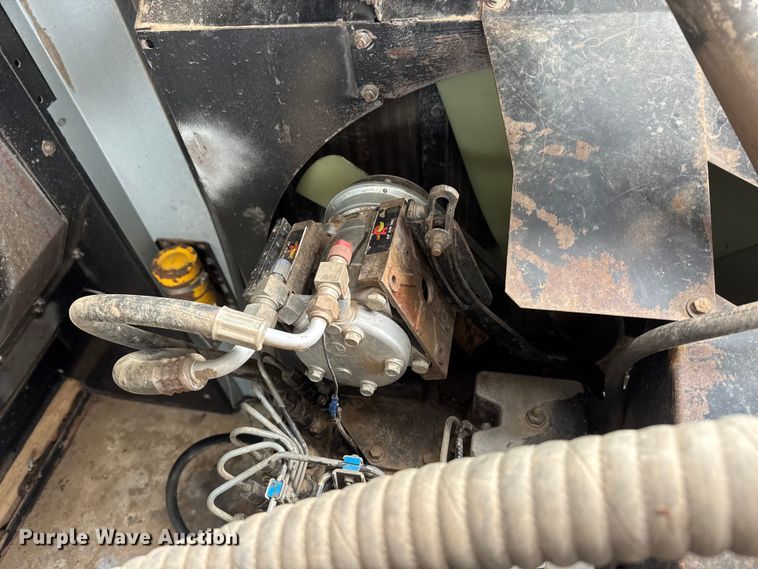 image for item ET4005 1998 Gleaner R62 combine