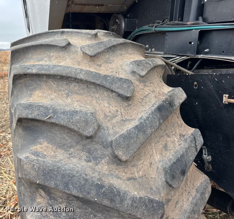 image for item ET4005 1998 Gleaner R62 combine