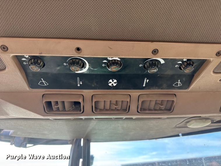 image for item ET4054 1983 John Deere 8650 4WD tractor