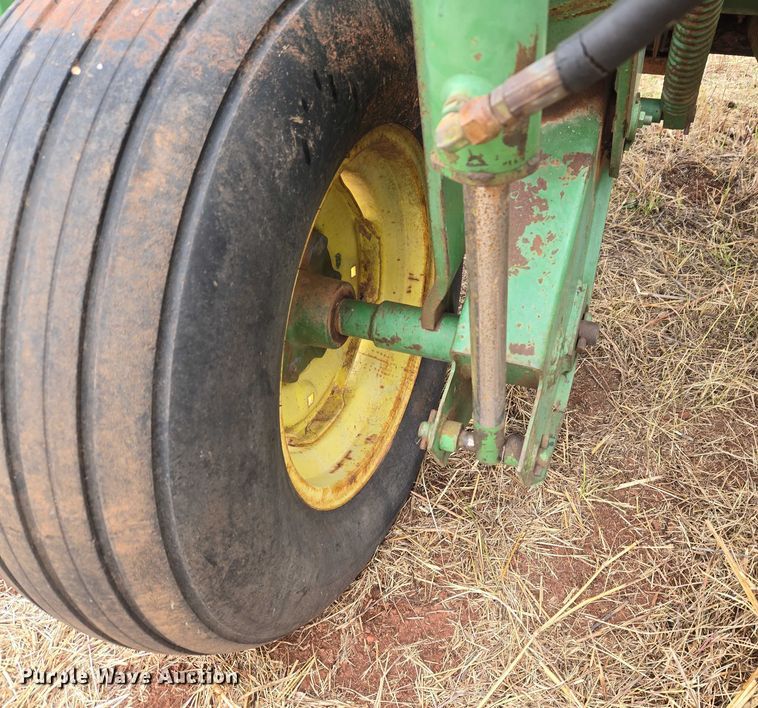 image for item ET5336 John Deere 240 swather / windrower