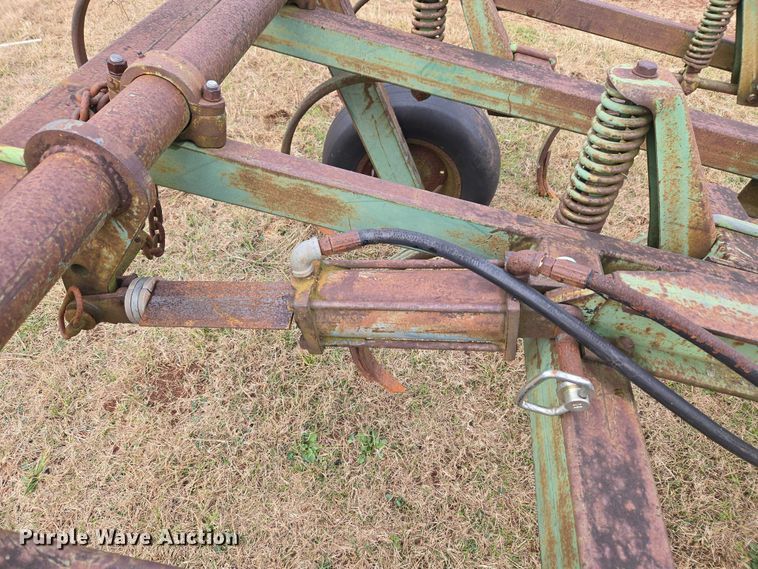 image for item ET5338 John Deere 1600 chisel