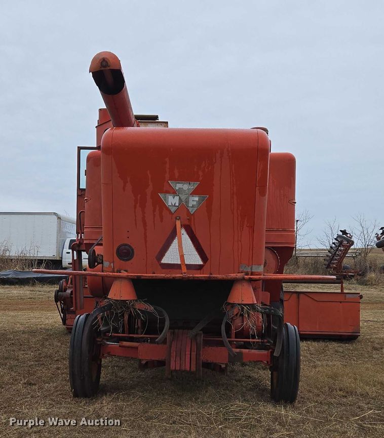 image for item ET5342 Massey Ferguson 410 combine