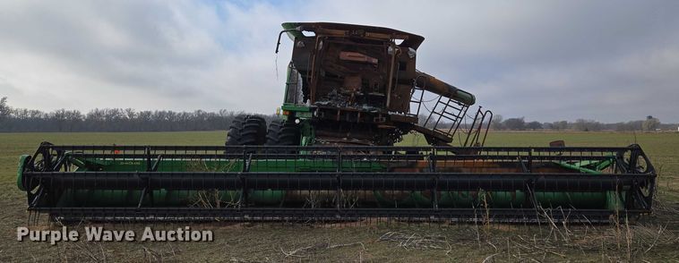 image for item ET5372 2014 John Deere S670 STS combine