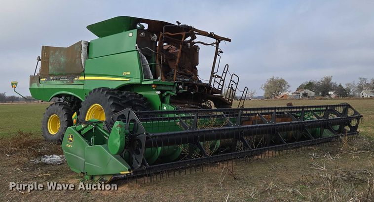 image for item ET5372 2014 John Deere S670 STS combine