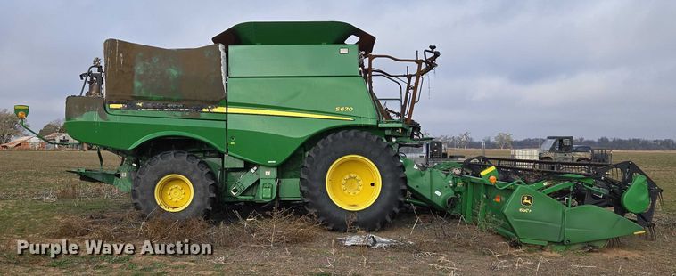 image for item ET5372 2014 John Deere S670 STS combine