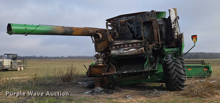 image for item ET5372 2014 John Deere S670 STS combine